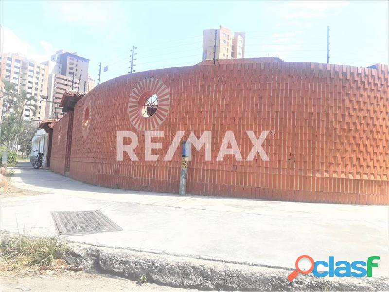 REMAX/PARTNERS Vende Casa Comercial en la Urbanización La