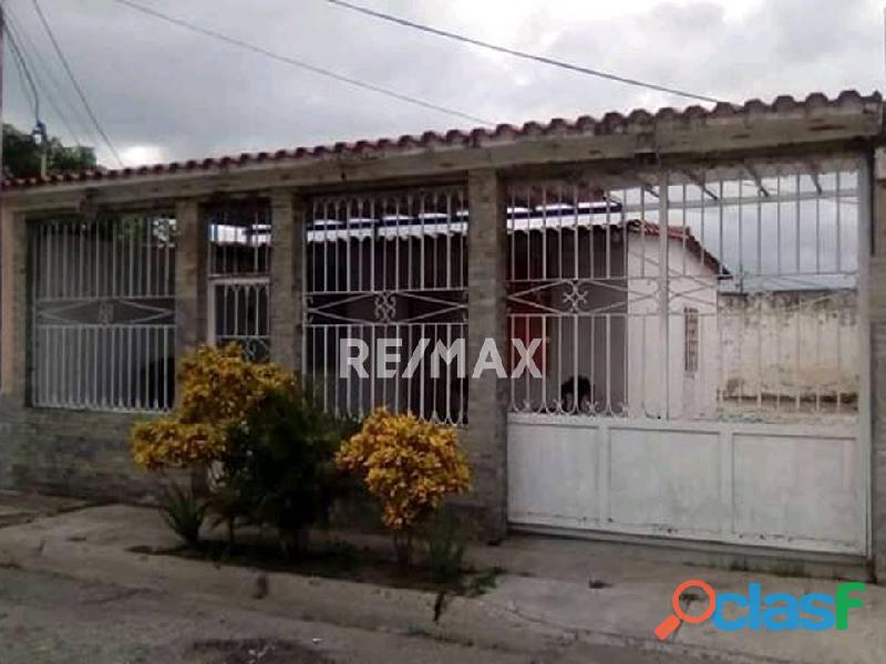 RE/MAX PARTNERS Vende Casa en la Urbanización El Portal ll,