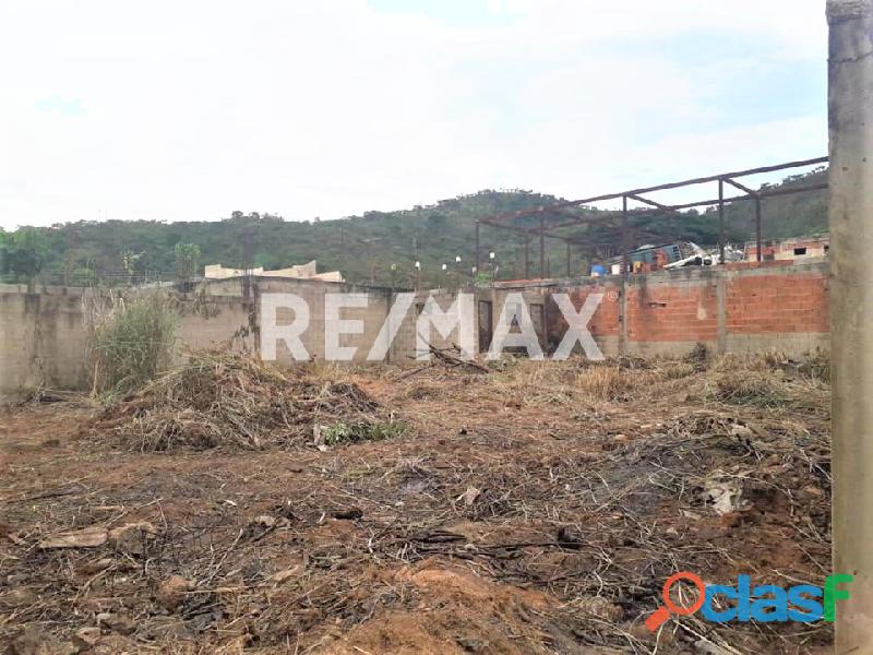 RE/MAX PARTNERS Vende Terreno en el Sector el Polvero, San