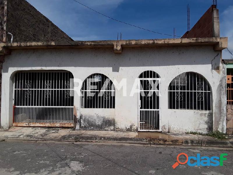 RE/MAX PARTNERS Vende Casa en Obra gris Urbanización Parque