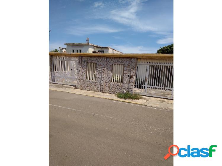 Se vende Casa 300m2 3h/2b/3p 2190 Maracaibo