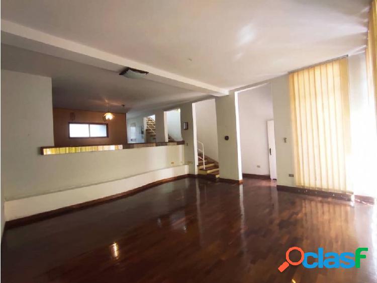 Se vende moderna y espaciosa casa en el Este de la Ciudad!