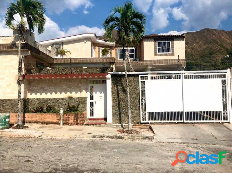 Hermosa Quinta en Venta en Urbanización el Castaño,