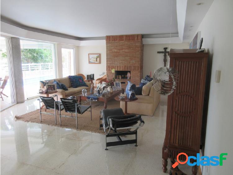 BELLA CASA EN LOMAS DE BELLO MONTE REMODELADA CON PISCINA