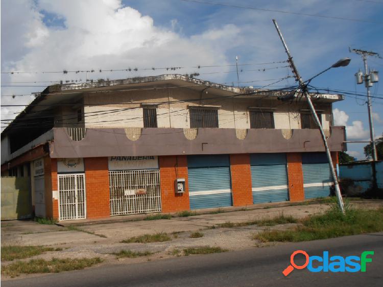 Edificio con locales, galpón y apartamentos en Tocuyito,
