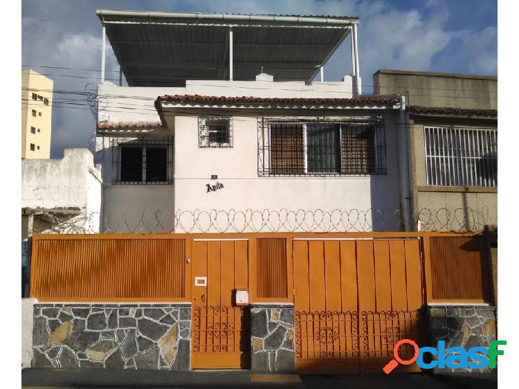 Se vende casa 195m2 6h/4b/2pe La Florida 3338