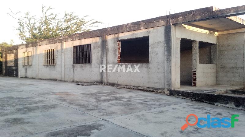 RE/MAX PARTNERS Vende Casa en OBRA GRIS en la Urbanización