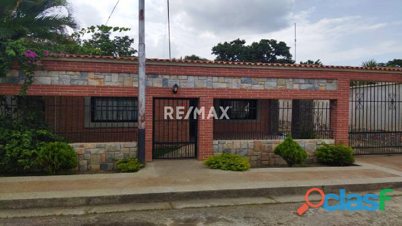 RE/MAX PARTNERS Vende Casa en el Sector El Cardonal
