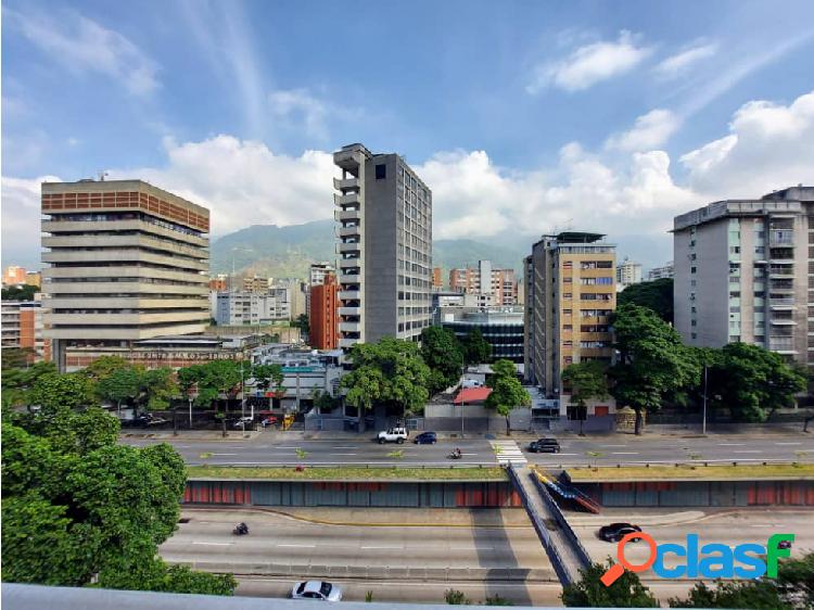 Se vende oficina 70m² en Av. Libertador, Torre Siclar