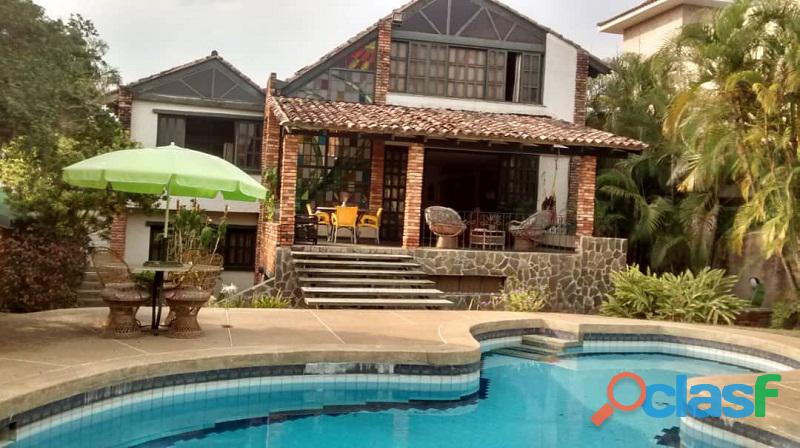 Casa de dos niveles en Venta en Altos de Guataparo,