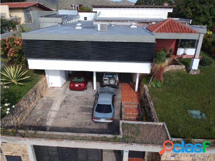 En Venta bella casa en Prados del Este 400m2 3H+S/4B+S/7E