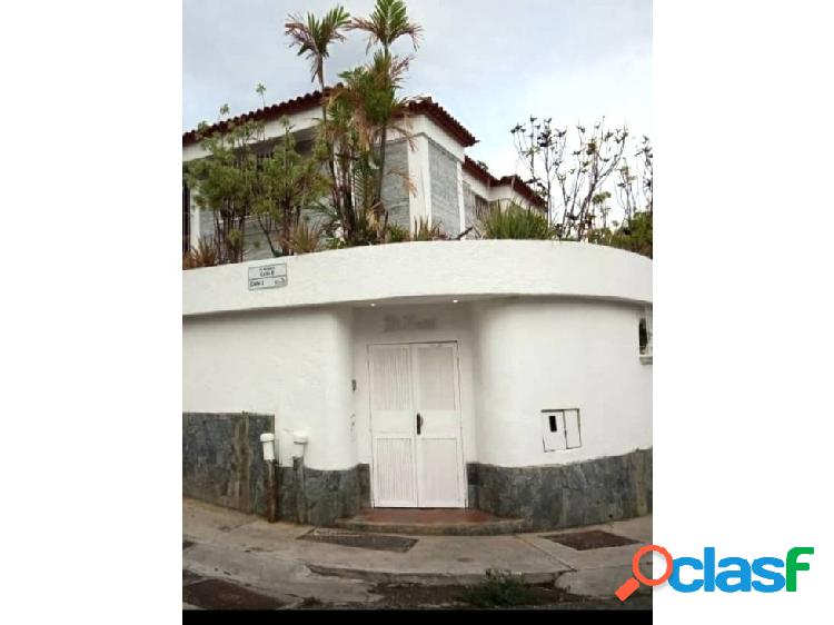 Hermosa Casa en Los Chorros en calle privada.