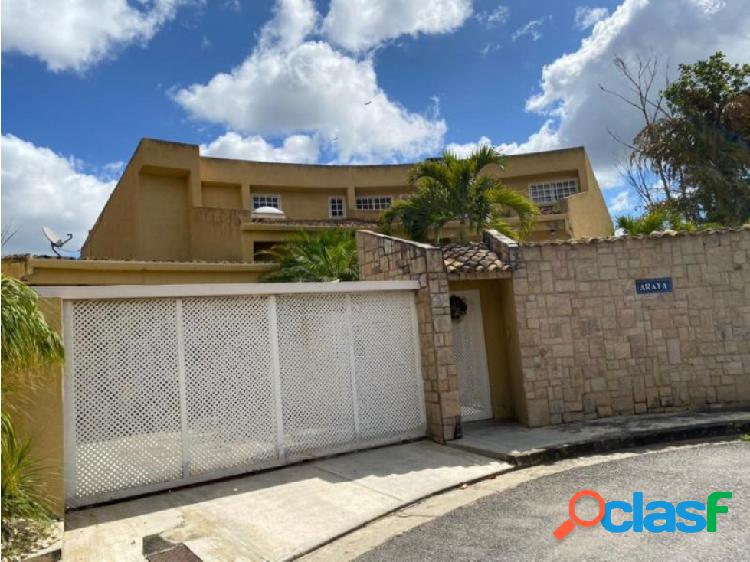 Se vende casa 600m2 4h+2s/6b+s/4pe Colinas de Tamanaco 8275