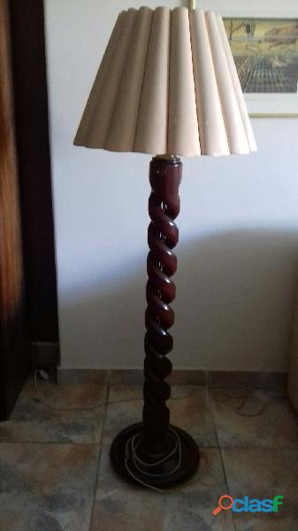 Lámpara de pie con base de madera de caoba