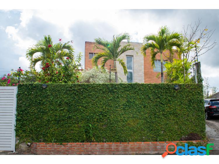 Se vende casa 180m2 3h/3b/4p Bosques de la Lagunita 0319