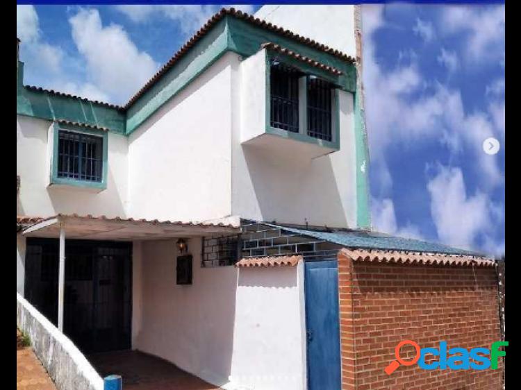 Se Vende Casa 213m2 5h/4b/2p Urb Piedra Azul