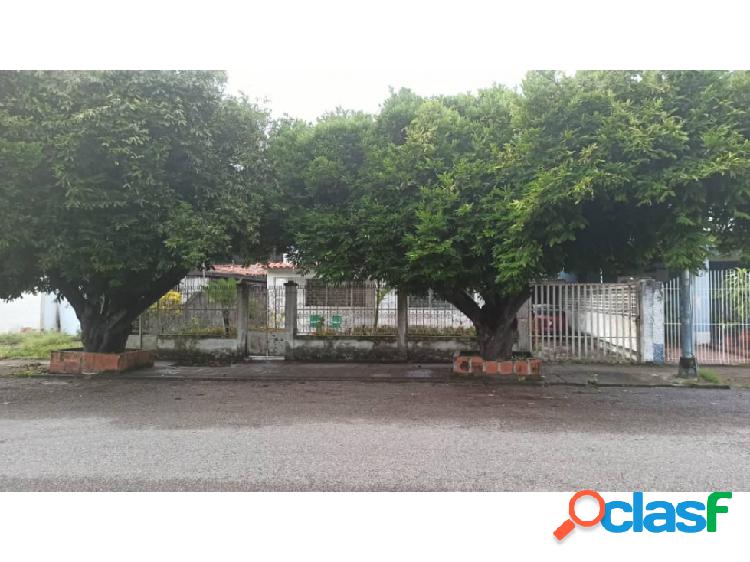 SE VENDE CASA EN ANTIGUA CALLE MONAGAS VE01-0418SC-MF