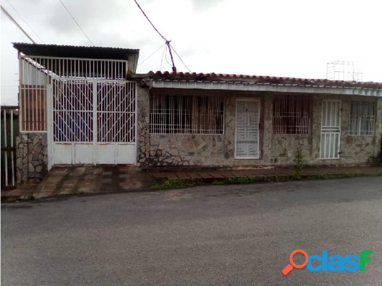 SE VENDE CASA EN URB LOS GUARITOS I VE01-0762ZO-EF