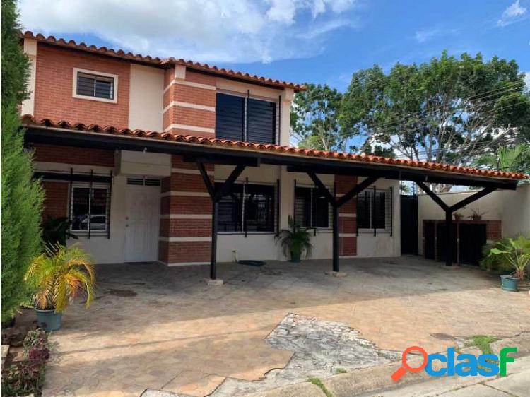 SE VENDE TOWN HOUSE EN TIPURO URB LOMAS DEL SOL