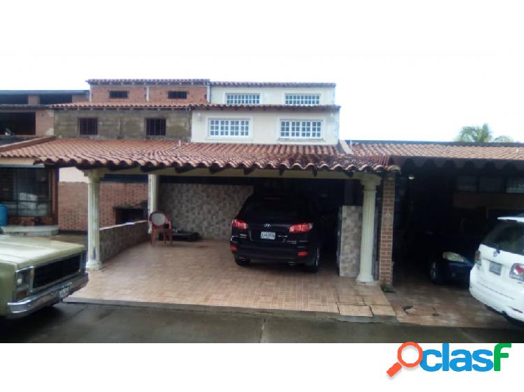 SE VENDE TOWN HOUSE EN URB BOSQUE DE LA LAGUNA