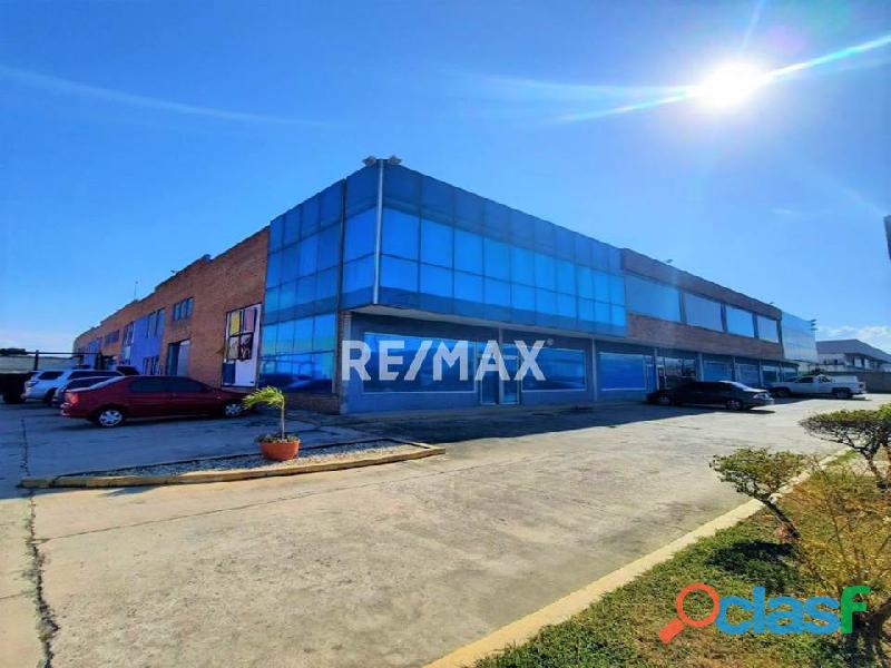 RE/MAX PARTNERS Vende Local Comercial en Centro Empresarial