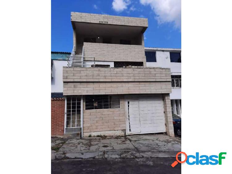 Se vende casa 964,50m2 7h/8b/3p URB. Piedra Azul