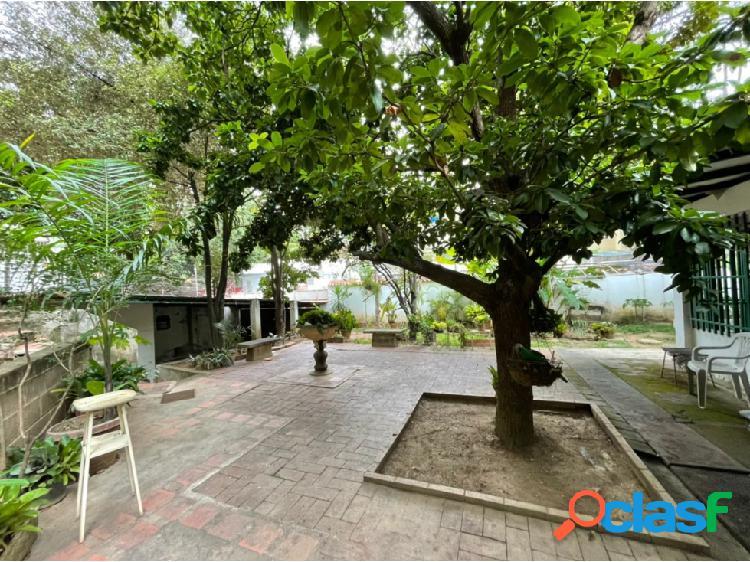Ofrezco en VENTA casa en Chuao - puede ser para oficinas