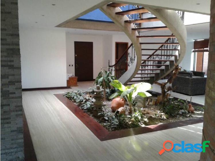 Se vende PH 540m2 6h/7b/3p Los Samanes 0371