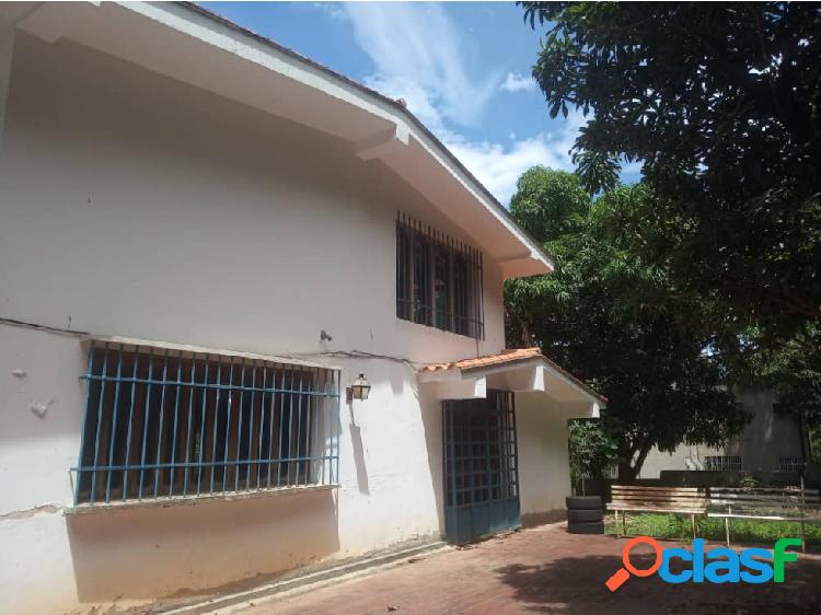 Se vende casa 252m2 4h/5b/4p Colinas de Bello Monte