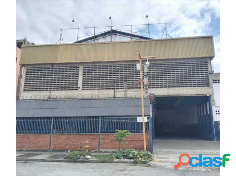 Se vende galpón 2600m2 La Urbina 0796