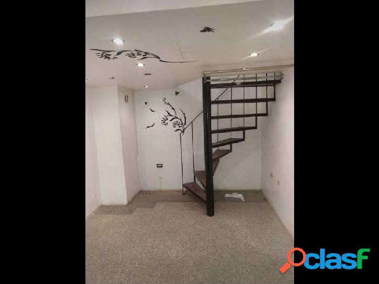 Se vende y/o alquila local 24m2 Av universidad. C.C Galerias