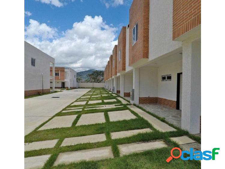 En Venta Townhouse en Villa Grial