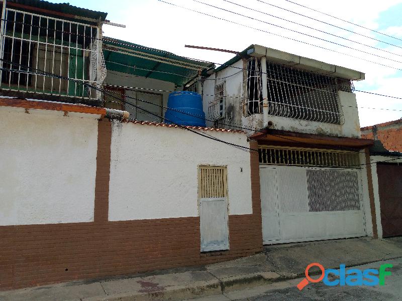 Vendo casa en "Maracay ",tiene 2 anexos y uno en