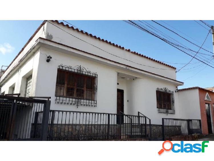 Alquilo casa 346m2 4h/2b/0p El Hatillo 6368