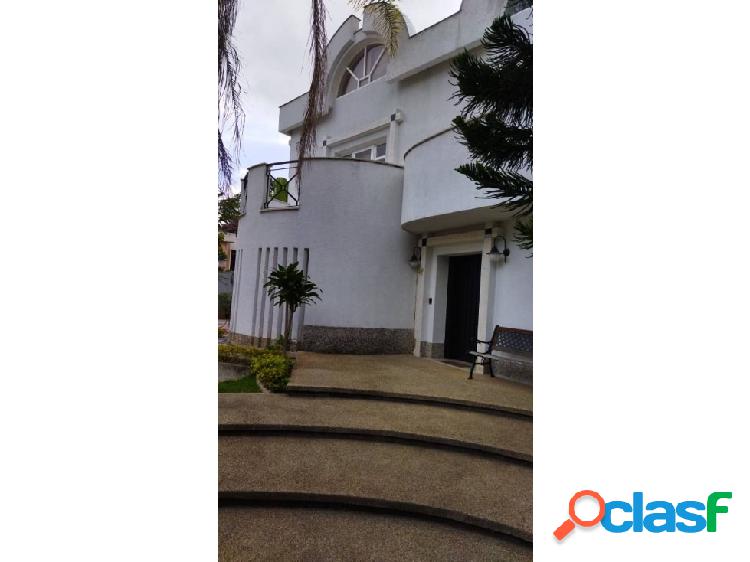 Alquilo casa 350m2 5h/6b/8p Colinas de Tamanaco 6189