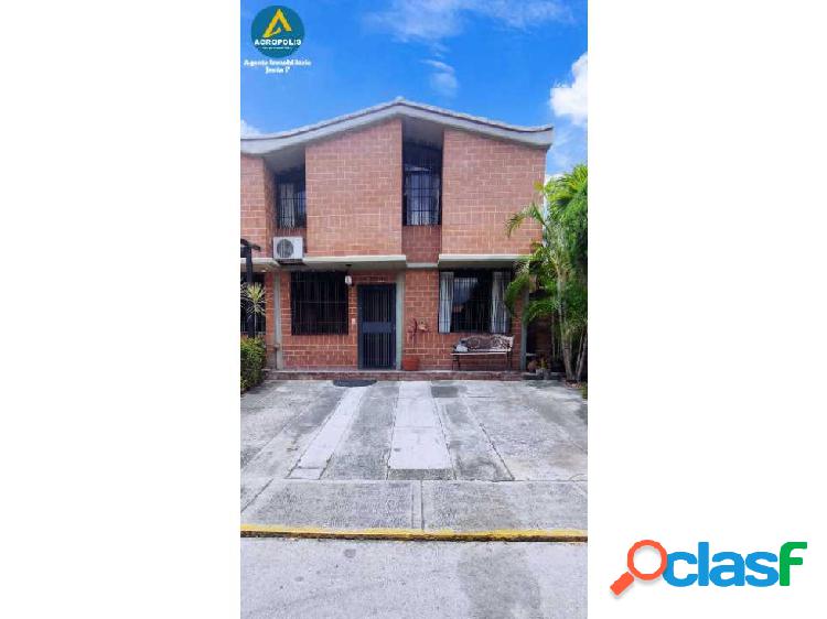 ESPLÉNDIDA CASA CON HERMOSO PATIO 180mts² GUARENAS