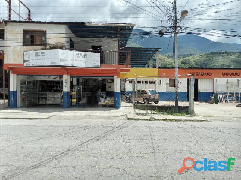 CASA EN LOS LLANITOS DE TABAY CON 3 LOCALES COMERCIALES DE