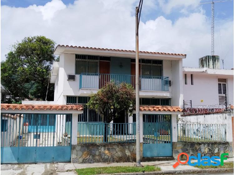 Amplia y espaciosa casa en VENTA en la URB. La Trinidad