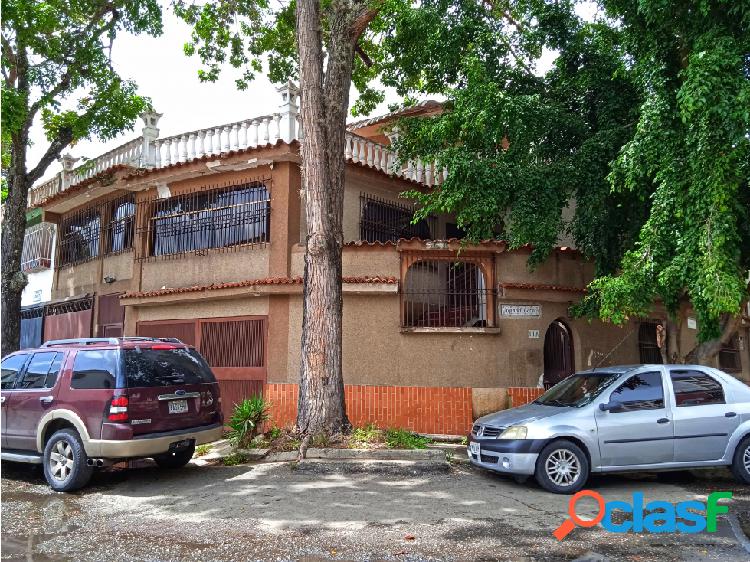 Casa de tres pisos con anexo en Palo Verde Caracas