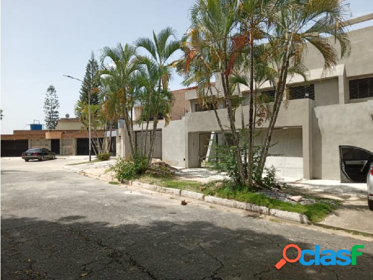 En venta casa de 4 niveles para remodelar en El Parral C