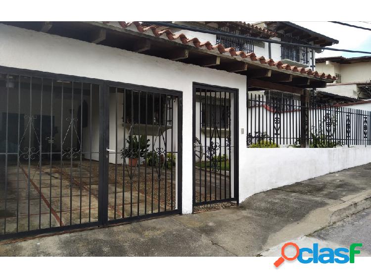 En venta casa en Urb. Miranda amplio jardin 3H/3B/3PE