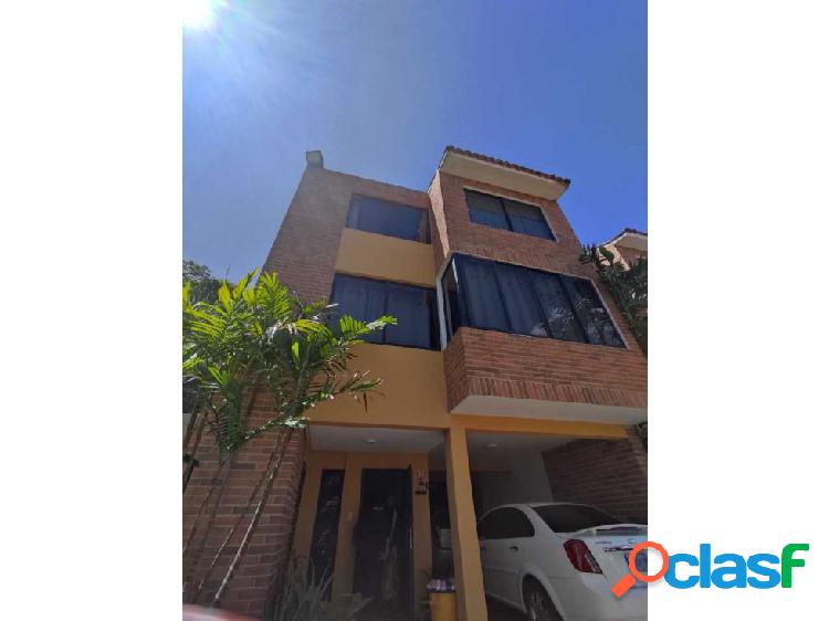 EN VENTA TOWNHOUSE EN LOMAS DEL ESTE