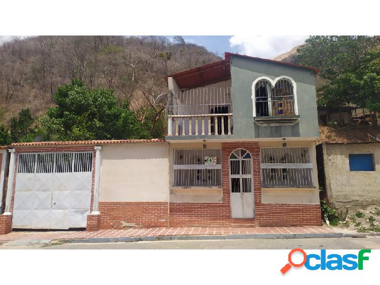 Casa De Dos Plantas con Terreno en La Victoria. Maleteros