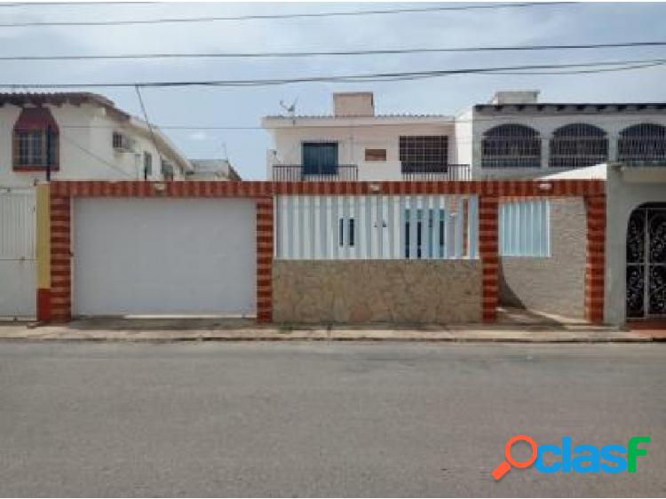 CASA EN VENTA, URB. SANTA FE, PUNTO FIJO. COD 147799