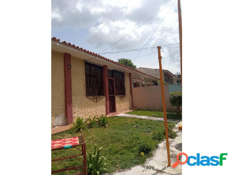 SE VENDE CASA EN LAS ACACIAS