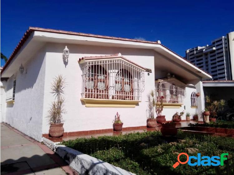 SE VENDE CASA EN VALLES DE CAMORUCO CALLE CERRADA