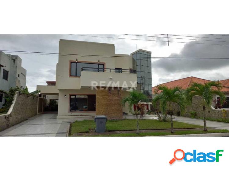 EN VENTA URB LA LAGUNITA TIPURO