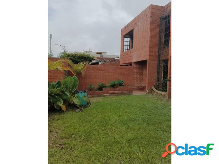 CASA EN LOMAS DE LA LAGUNITA EN VENTA