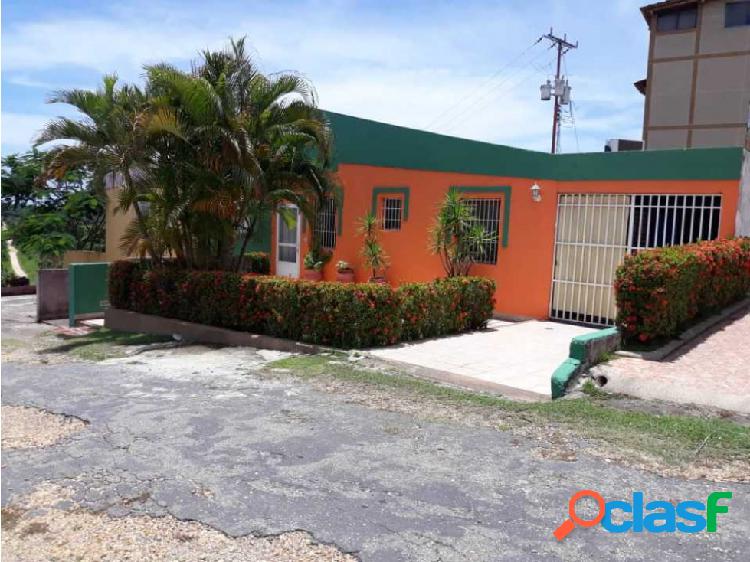 Vendo casa 209m2 3h/2b/2p Tacarigua 5486