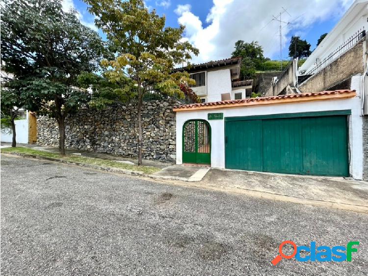 Se vende casa de 980 mts en Prados del Este 4 Hab / 4 B / 4P